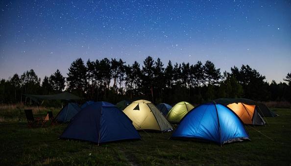 夜の星空の下のテントキャンプ 夜の星空の下のテントキャンプの写真