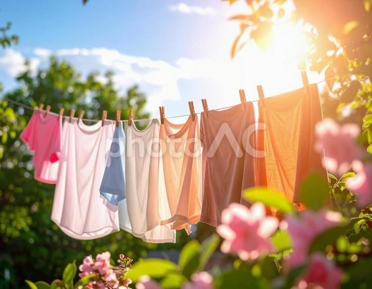いい天気の中で服を干している風景 02 洗濯物,干す,衣類の写真素材