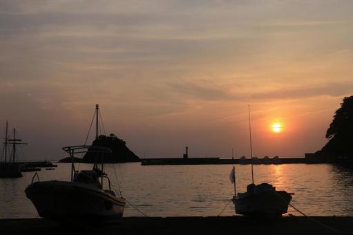 西伊豆町仁科港から見た綺麗な夕陽 西伊豆町仁科港から見た綺麗な夕陽 綺麗な夕陽,西伊豆町,仁科港の写真素材