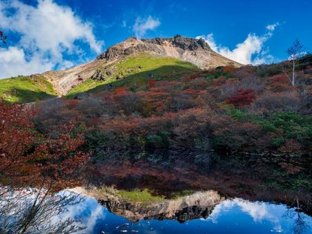 紅葉の逆さ茶臼(ひょうたん池) 紅葉の逆さ茶臼(ひょうたん池)の写真