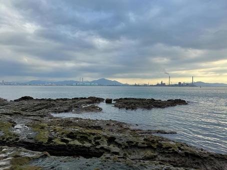 山口県彦島 竹ノ子島の磯辺 山口県彦島 竹ノ子島の磯辺 瀬戸内海,関門海峡,雲の写真素材