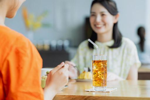カフェでくつろぐ若い女性 カフェでくつろぐ若い女性 カフェ,飲食店,女性の写真素材
