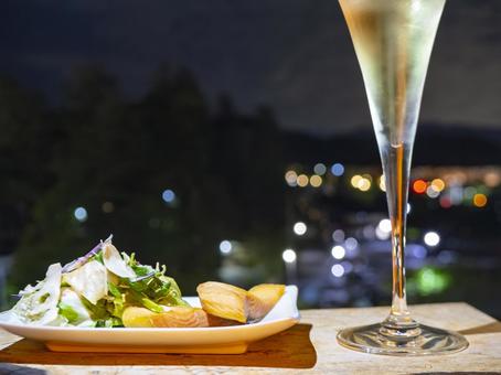 夜景と楽しむグラスワインと前菜 夜景と楽しむグラスワインと前菜 イタリアワイン,ワイングラス,シャンパングラスの写真素材
