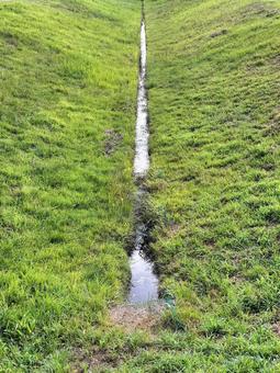 草原の中のまっすぐな小川 草原の中のまっすぐな小川の写真