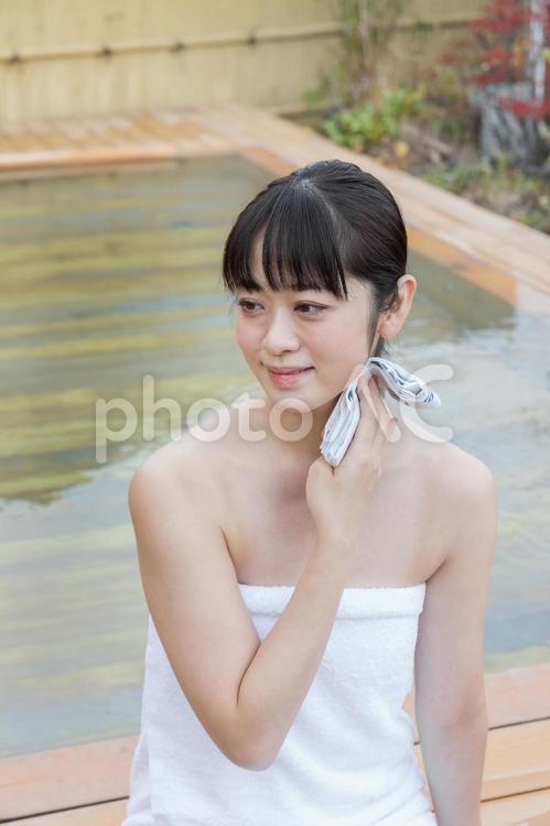 温泉女子イメージ　 女性,温泉,人物の写真素材