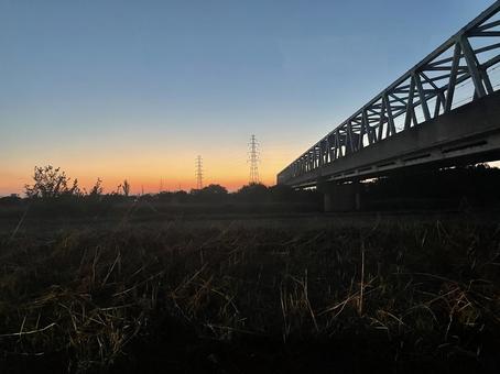 夕暮れと橋 夕暮れ,夕日,橋の写真素材