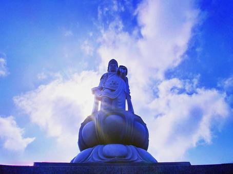 母塚山観音像と空雲・太陽光 母塚山観音像と空雲・太陽光 観音像,像,石像の写真素材