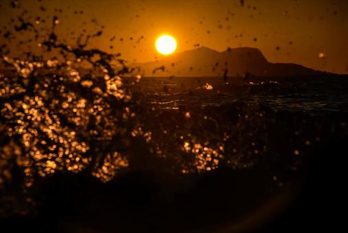 <五島の風景>夜明けの海と荒れた波飛沫 <五島の風景>夜明けの海と荒れた波飛沫の写真