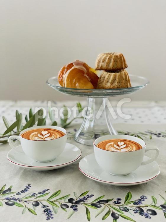 カフェタイム カフェラテ,アフターヌーン,クグロフケーキの写真素材