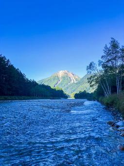 上高地 焼岳と梓川 上高地 焼岳と梓川 焼岳,梓川,上高地の写真素材