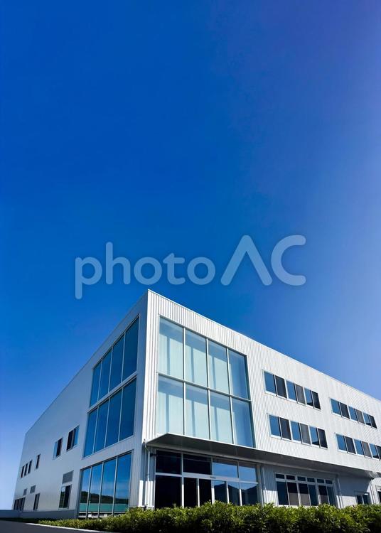 夏の青空にガラス窓の美しい建物 建物,オフィス,建築の写真素材