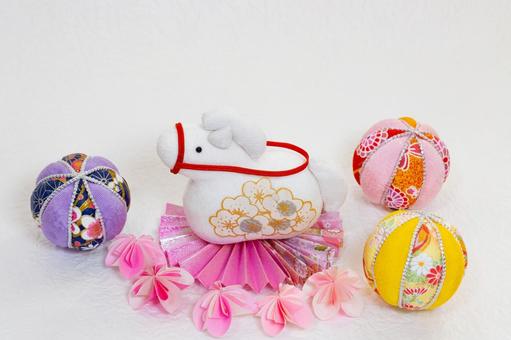 和鞠と白馬と扇と　午年年賀状背景 午年年賀状,白馬,和鞠の写真素材