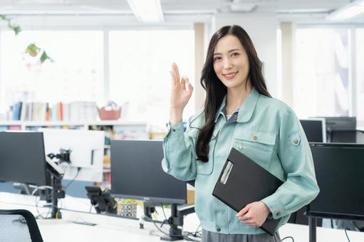 オフィスで仕事をする若い女性エンジニア オフィスで仕事をする若い女性エンジニア エンジニア,設計士,ビジネスの写真素材