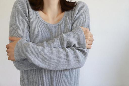 寒気を感じる女性 寒気を感じる,女性,寒気の写真素材
