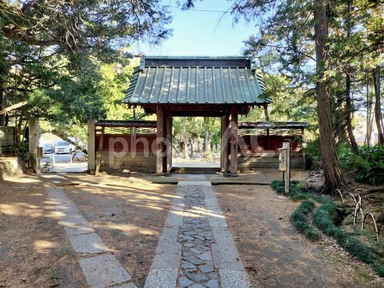 鎌倉の「寿福寺」参道側から見た総門 寿福寺,総門,参道の写真素材