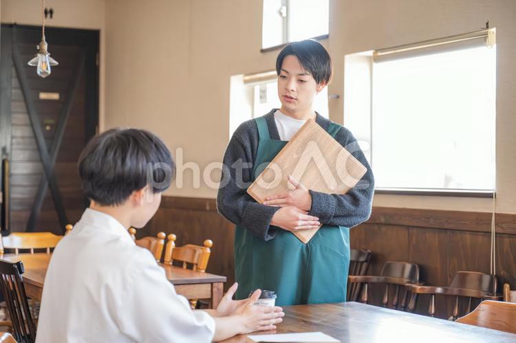 対応するスタッフと顧客 レストラン,カフェ,接客の写真素材