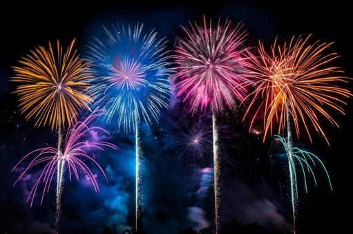 夜空に広がるカラフルな打ち上げ花火 夜空に広がるカラフルな打ち上げ花火の写真