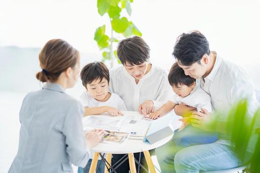 A family receiving an explanation of real estate sales from a woman in a suit, sales, business woman, consultation, JPG