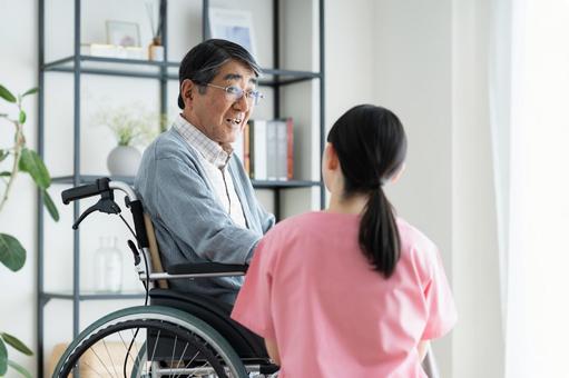 車椅子のシニアの男性と介護福祉士 車椅子のシニアの男性と介護福祉士 介護,シニア,男性の写真素材