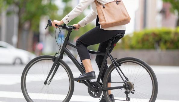 ロードバイクでサイクリングする女性の写真