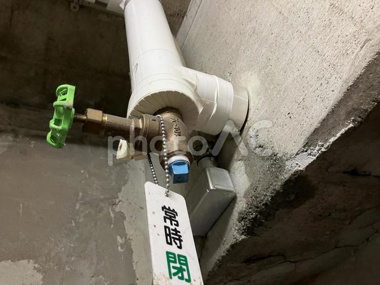 工場の給水管からの水漏れ 給水管,バルブ,コックの写真素材