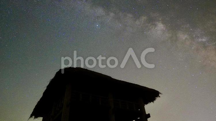 天の川が見える物見櫓がある原の辻遺跡 天の川,原の辻遺跡,夜の写真素材