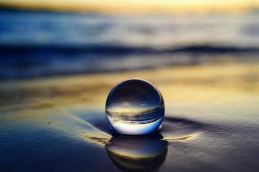 水晶玉越しの与那覇前浜の美しい夕焼け 水晶玉越しの与那覇前浜の美しい夕焼け 水晶玉,水晶玉写真,クリスタルボールの写真素材