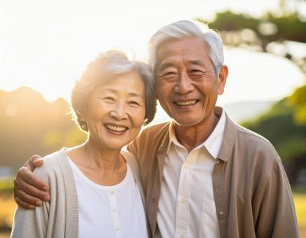 仲の良いご年配の夫婦 仲の良いご年配の夫婦の写真