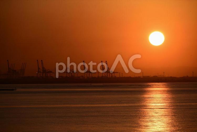 港湾と昇る朝日 朝日,湾岸,海の写真素材
