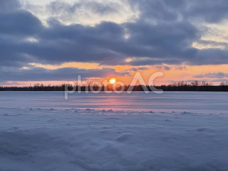 夕陽と雪原の一景 夕日,風景,雪原の写真素材