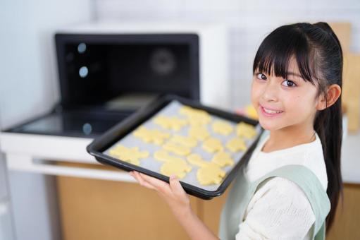 型抜きクッキーを並べて笑顔を見せる少女 女の子,日本人,クッキーの写真素材