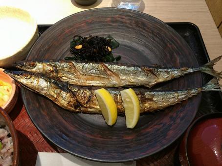 2尾の秋刀魚の定食とレモン・付け合わせ 2尾の秋刀魚の定食とレモン・付け合わせ 秋刀魚,サンマ,炭火焼の写真素材