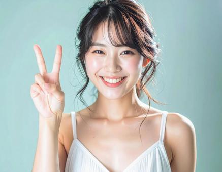 ピースサインをする笑顔の女性 ピースサインをする笑顔の女性の写真