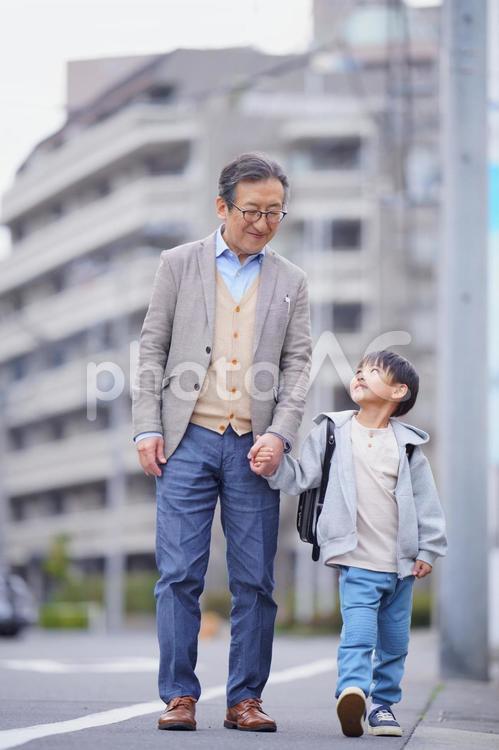祖父と手を繋いで歩くランドセルを背負った男の子 男の子,小学生,子どもの写真素材