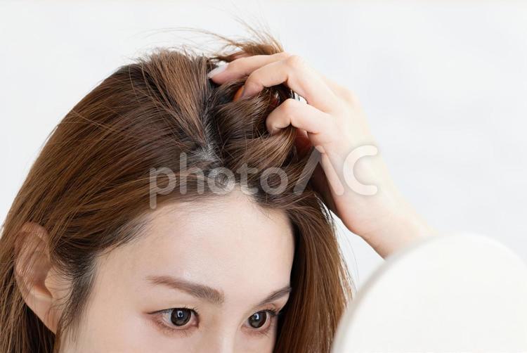白髪を気にする女性 女性,ヘアケア,白髪の写真素材