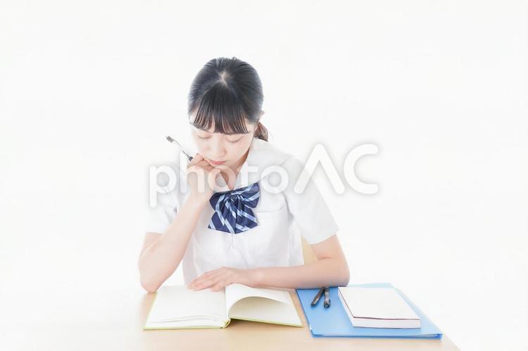 机で勉強をする制服姿の女子学生 机,受験生,授業中の写真素材