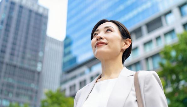 転職や就職活動するスーツの若い女性 転職や就職活動するスーツの若い女性の写真