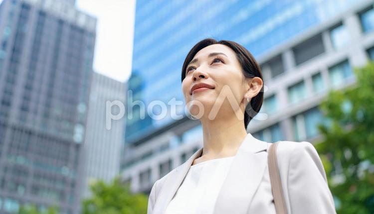 転職や就職活動するスーツの若い女性 女性,スーツ,ビジネスの写真素材