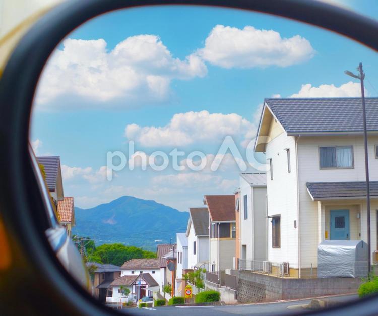 ミラーの中の住宅街（青空と雲） 住宅街,ドアミラー,坂道の写真素材