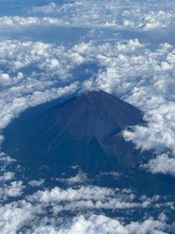雲を纏った富士山頂 雲を纏った富士山頂の写真
