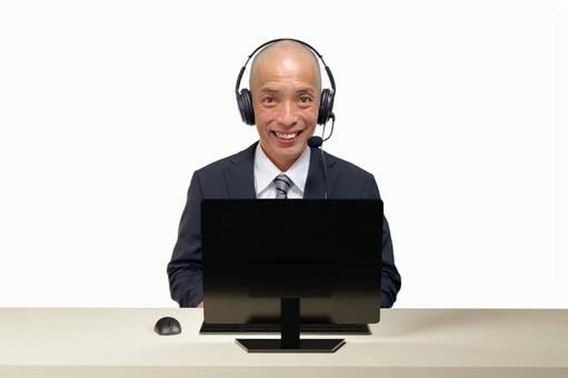 ヘッドホンとパソコンでオンライン対応男性 男性,ビジネス,パソコンの写真素材