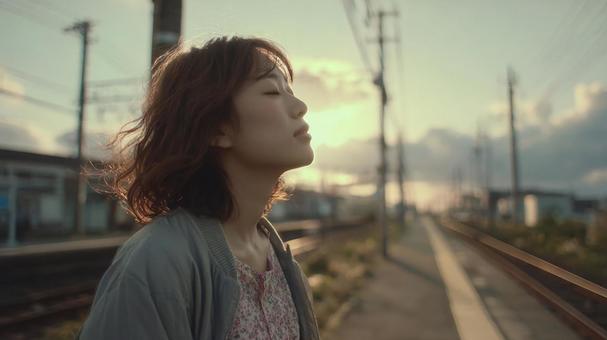 夕焼けに包まれる女性 夕焼けに包まれる女性の写真