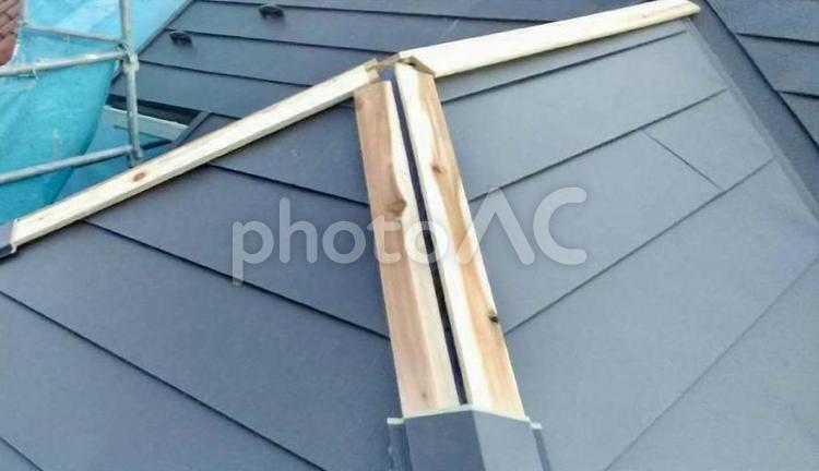 ガルバリウム鋼板、棟の工事様子 ガルバリウム,貫板,棟の写真素材