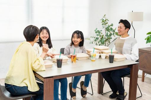 食事をする家族 食事をする家族 配達,フード,弁当箱の写真素材