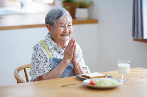 いただきますをする半袖シャツの高齢女性 女性,いただきます,ポーズの写真素材
