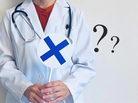 バツマークを持つ女医＋はてなマーク バツ,女医,質問の写真素材