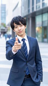 指をさすビジネスマン 指をさすビジネスマンの写真