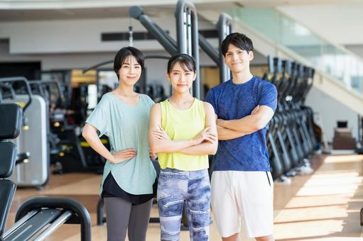 ジムでトレーニングする若い男女 ジム,フィットネス,若いの写真素材