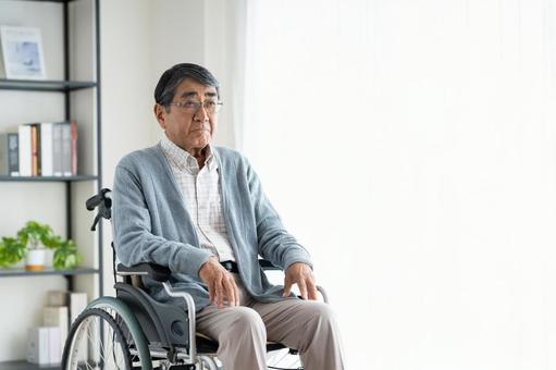 車椅子のシニアの男性 車椅子のシニアの男性 介護,車椅子,悩むの写真素材