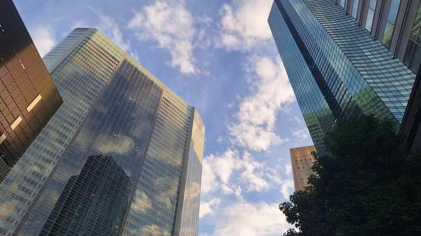 ビルに映った雲 高層ビル,都市の風景,雲の写真素材